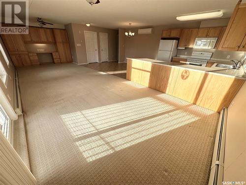 204 122 Government Road Ne, Weyburn, SK - Indoor Photo Showing Kitchen