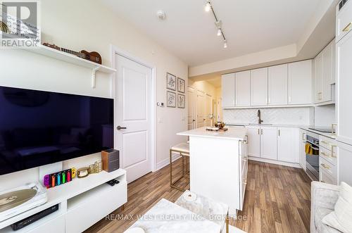 901 - 9085 Jane Street, Vaughan, ON - Indoor Photo Showing Kitchen