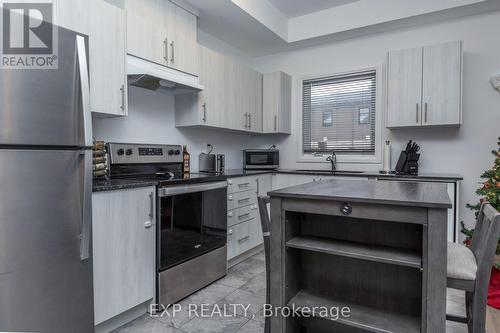 142 Gateland Drive, Barrie, ON - Indoor Photo Showing Kitchen With Stainless Steel Kitchen