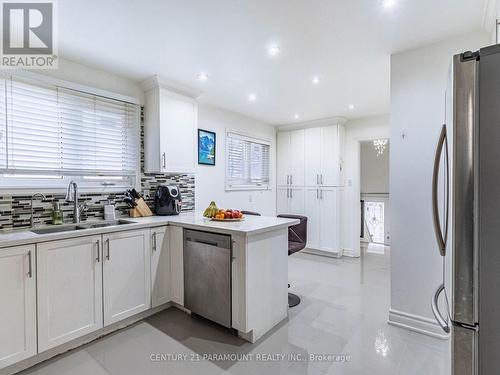 7805 Wildfern Drive, Mississauga, ON - Indoor Photo Showing Kitchen With Double Sink With Upgraded Kitchen