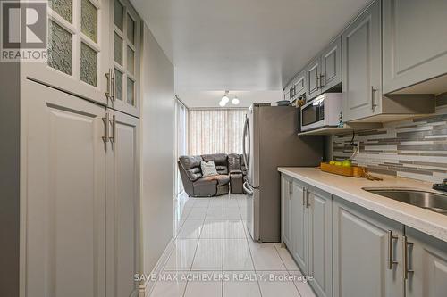 403 - 21 Markbrook Lane, Toronto, ON - Indoor Photo Showing Kitchen