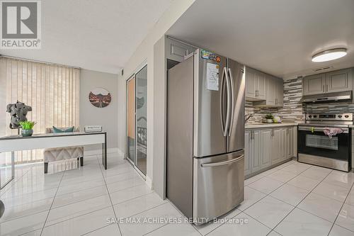 403 - 21 Markbrook Lane, Toronto, ON - Indoor Photo Showing Kitchen