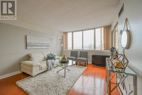 403 - 21 Markbrook Lane, Toronto, ON - Indoor Photo Showing Living Room