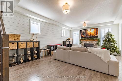 189 Stillwater Crescent, Hamilton, ON - Indoor Photo Showing Living Room With Fireplace