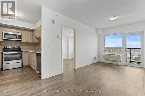 607 - 220 Cannon Street E, Hamilton, ON - Indoor Photo Showing Kitchen