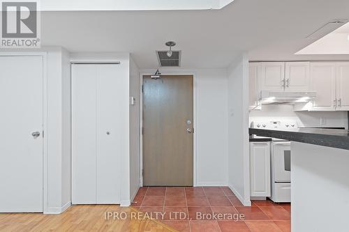 1011 - 1001 Bay Street, Toronto, ON - Indoor Photo Showing Kitchen