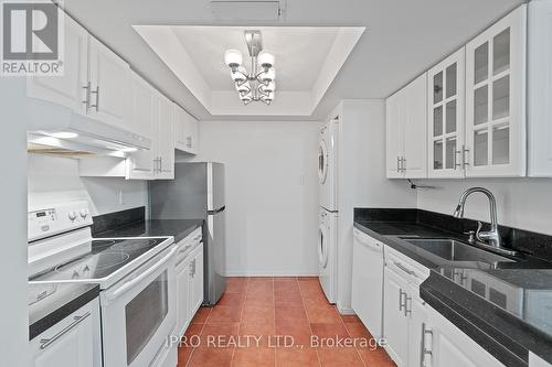 1011 - 1001 Bay Street, Toronto, ON - Indoor Photo Showing Kitchen