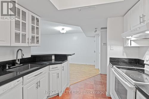 1011 - 1001 Bay Street, Toronto, ON - Indoor Photo Showing Kitchen