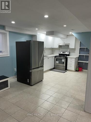 18 Whitford Court, Brampton, ON - Indoor Photo Showing Kitchen