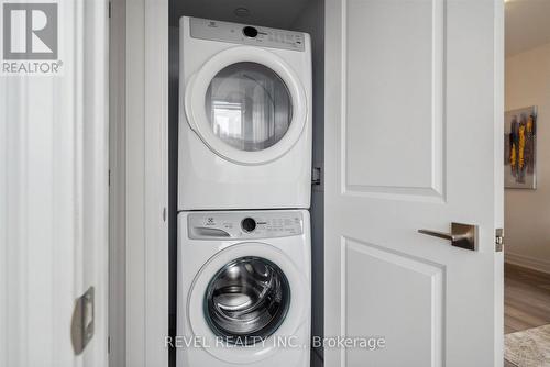 2209 - 36 Elm Drive W, Mississauga, ON - Indoor Photo Showing Laundry Room