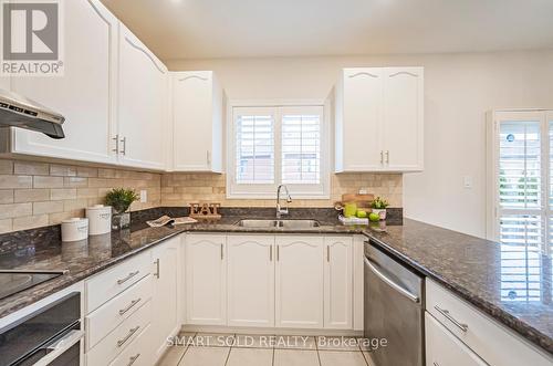 44 Libra Avenue, Richmond Hill, ON - Indoor Photo Showing Kitchen With Double Sink With Upgraded Kitchen