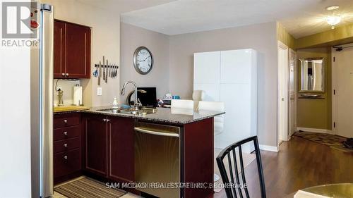 813 - 220 Forum Drive, Mississauga, ON - Indoor Photo Showing Kitchen With Double Sink