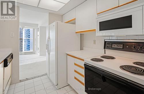 1702 - 99 Harbour Square, Toronto, ON - Indoor Photo Showing Kitchen