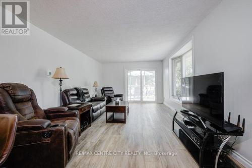 732 Salter Avenue, Woodstock (Woodstock - South), ON - Indoor Photo Showing Living Room