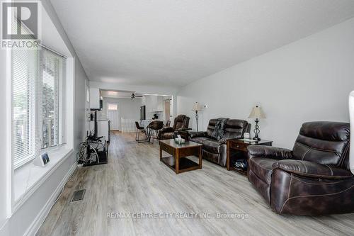 732 Salter Avenue, Woodstock (Woodstock - South), ON - Indoor Photo Showing Living Room