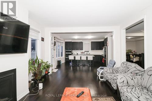 918 Nokomis Place, Ottawa, ON - Indoor Photo Showing Living Room