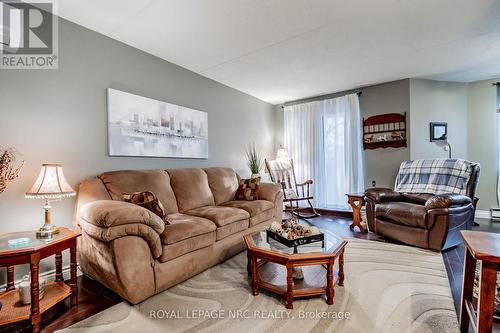 230 - 4658 Drummond Road, Niagara Falls (211 - Cherrywood), ON - Indoor Photo Showing Living Room