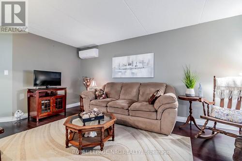 230 - 4658 Drummond Road, Niagara Falls (211 - Cherrywood), ON - Indoor Photo Showing Living Room