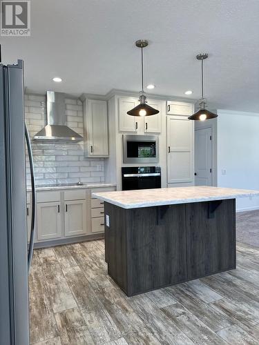 212 Spruce Drive, West Grey, ON - Indoor Photo Showing Kitchen With Upgraded Kitchen