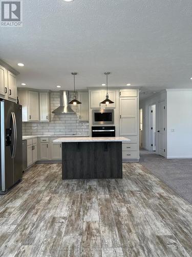 212 Spruce Drive, West Grey, ON - Indoor Photo Showing Kitchen With Upgraded Kitchen