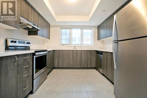 2706 Deputy Minister Path, Oshawa, ON - Indoor Photo Showing Kitchen With Stainless Steel Kitchen With Upgraded Kitchen