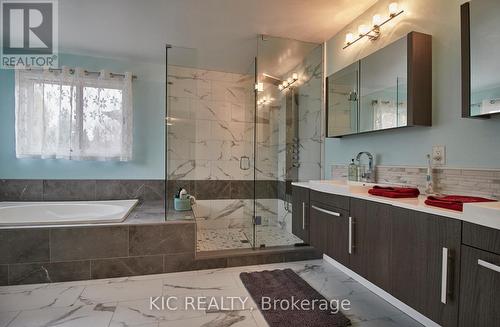 5 Hoyt Court, Whitby, ON - Indoor Photo Showing Bathroom