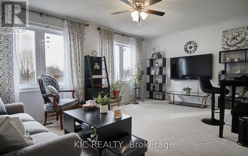 5 Hoyt Court, Whitby, ON - Indoor Photo Showing Living Room