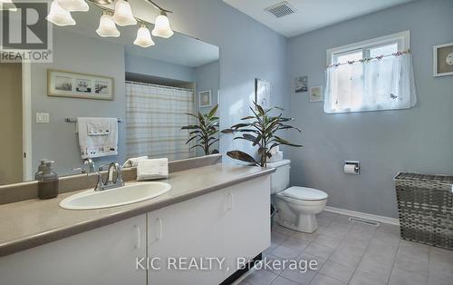 5 Hoyt Court, Whitby, ON - Indoor Photo Showing Bathroom