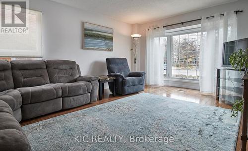 5 Hoyt Court, Whitby, ON - Indoor Photo Showing Living Room