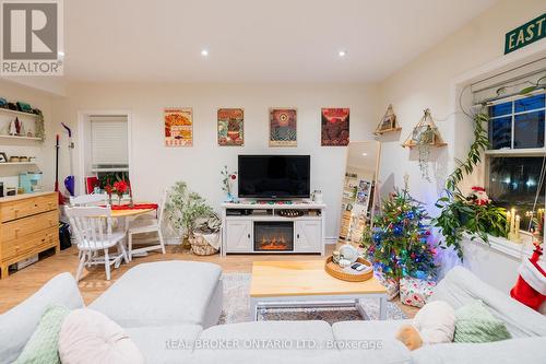 8 - 85 Beech Avenue, Toronto, ON - Indoor Photo Showing Living Room