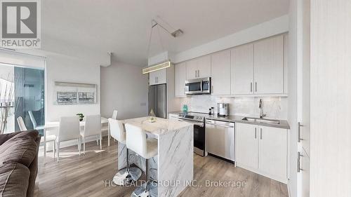 Lph09 - 95 Oneida Crescent, Richmond Hill, ON - Indoor Photo Showing Kitchen With Stainless Steel Kitchen With Upgraded Kitchen