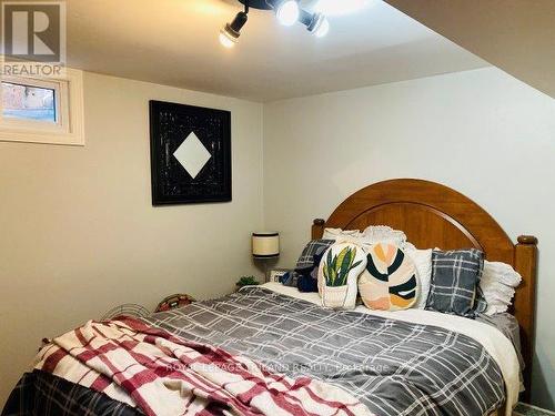 268 Carrie Street, Strathroy-Caradoc (Nw), ON - Indoor Photo Showing Bedroom