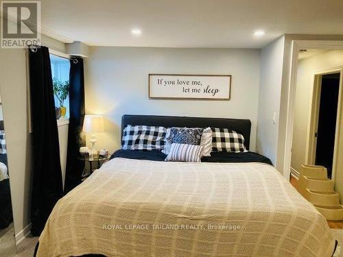 268 Carrie Street, Strathroy-Caradoc (Nw), ON - Indoor Photo Showing Bedroom