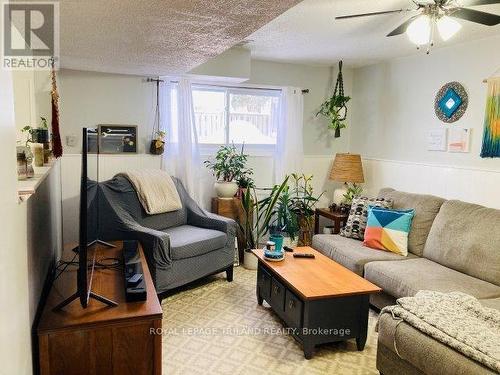 268 Carrie Street, Strathroy-Caradoc (Nw), ON - Indoor Photo Showing Living Room