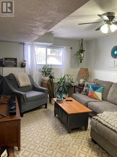 268 Carrie Street, Strathroy-Caradoc (Nw), ON - Indoor Photo Showing Living Room