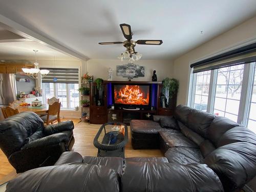 Salon - 19 Av. St-Mathieu, Montmagny, QC - Indoor Photo Showing Living Room