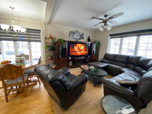 Salon - 19 Av. St-Mathieu, Montmagny, QC - Indoor Photo Showing Living Room