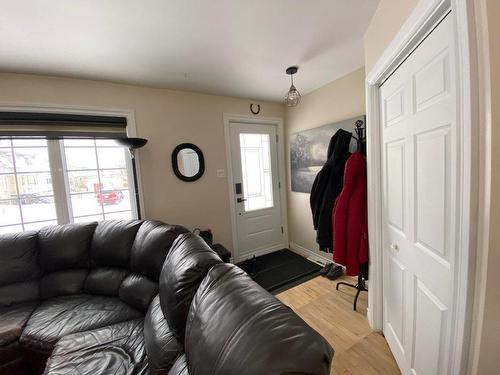 Hall d'entrÃ©e - 19 Av. St-Mathieu, Montmagny, QC - Indoor Photo Showing Living Room