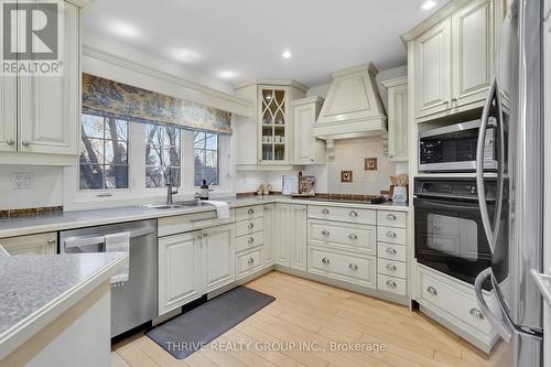 22 Westridge Court, London, ON - Indoor Photo Showing Kitchen With Upgraded Kitchen