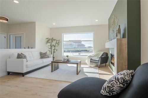 42 Harry Waytiuk Drive, East Selkirk, MB - Indoor Photo Showing Living Room