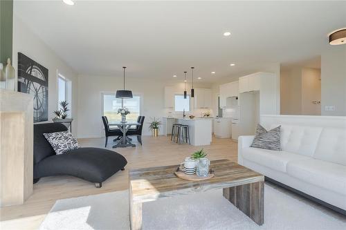 42 Harry Waytiuk Drive, East Selkirk, MB - Indoor Photo Showing Living Room