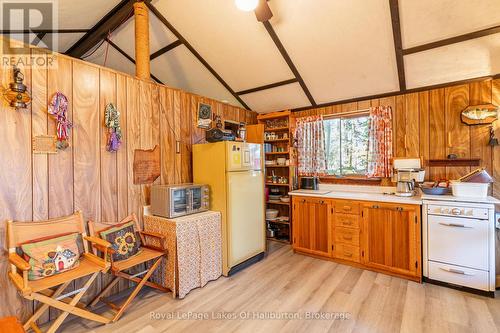 1017 Palace Drive, Dysart Et Al, ON - Indoor Photo Showing Kitchen