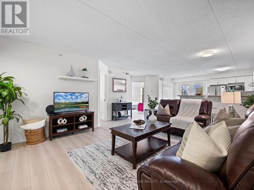 212 - 2065 Appleby Line, Burlington, ON - Indoor Photo Showing Living Room