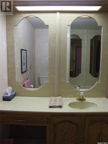 316 8Th Street W, Leader, SK - Indoor Photo Showing Bathroom