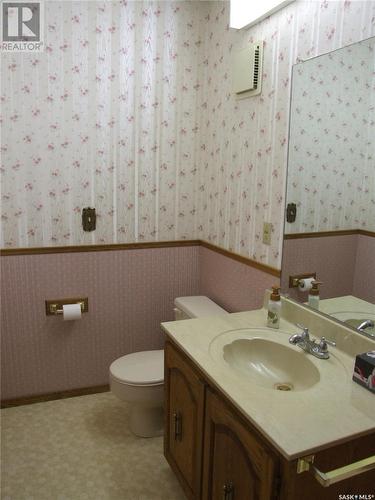 316 8Th Street W, Leader, SK - Indoor Photo Showing Bathroom