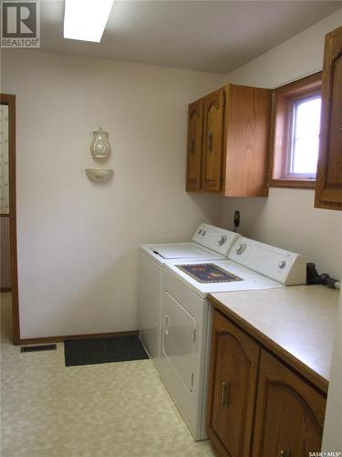 316 8Th Street W, Leader, SK - Indoor Photo Showing Laundry Room