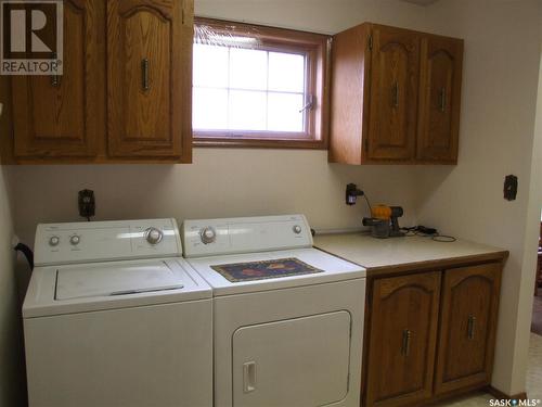 316 8Th Street W, Leader, SK - Indoor Photo Showing Laundry Room