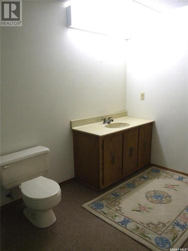 316 8Th Street W, Leader, SK - Indoor Photo Showing Bathroom