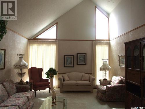 316 8Th Street W, Leader, SK - Indoor Photo Showing Living Room