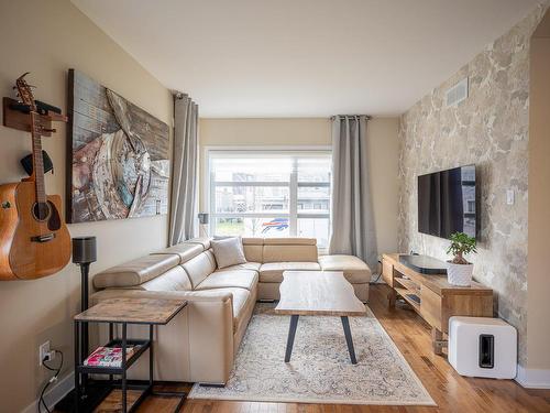 Salon - 50 Rue Rousseau, Saint-Constant, QC - Indoor Photo Showing Living Room